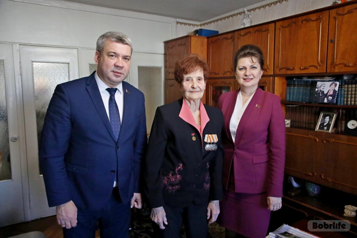 З 85-годдзем павіншавалі паважаную бабруйчанку Ніну Пятрэнку