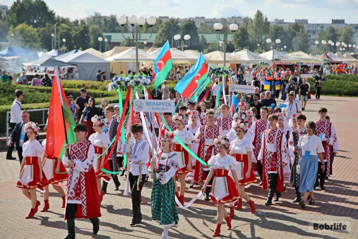 Праздничное шествие участников фестиваля «Венок дружбы»