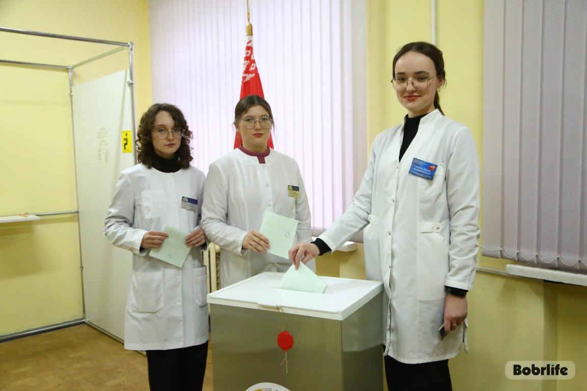 У рамках рэспубліканскай акцыі «Твой голас першы» ў медкаледжы праходзіць уручэнне падарункаў для упершыню галасуючых