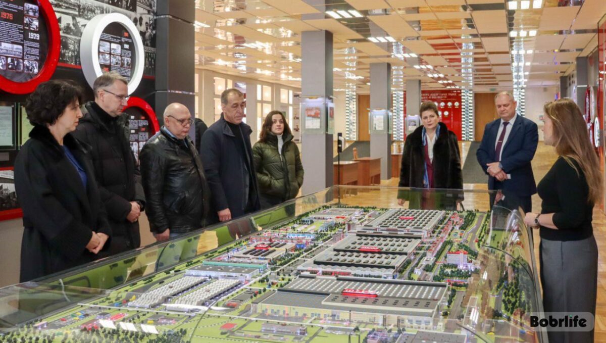 Бабруйск гасцінны. Прадстаўнікі Місіі назіральнікаў ад СНД пазнаёміліся з вядомымі прадпрыемствамі горада