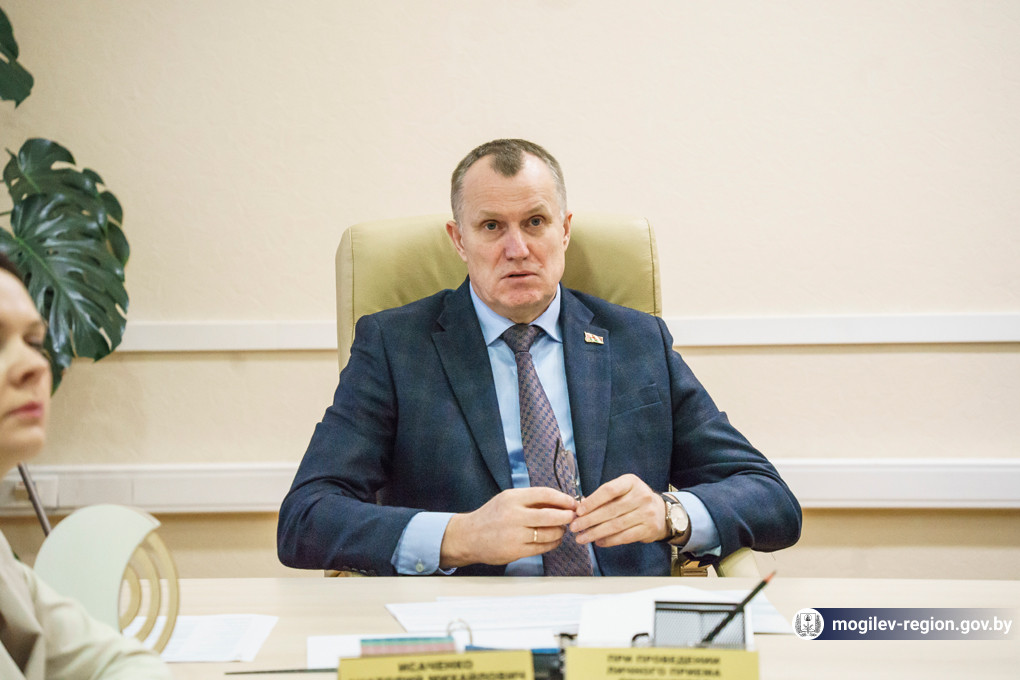 Вопросы подтопления участка, установки светофоров, благоустройства поднимали жители области на личном приеме у Анатолия Исаченко