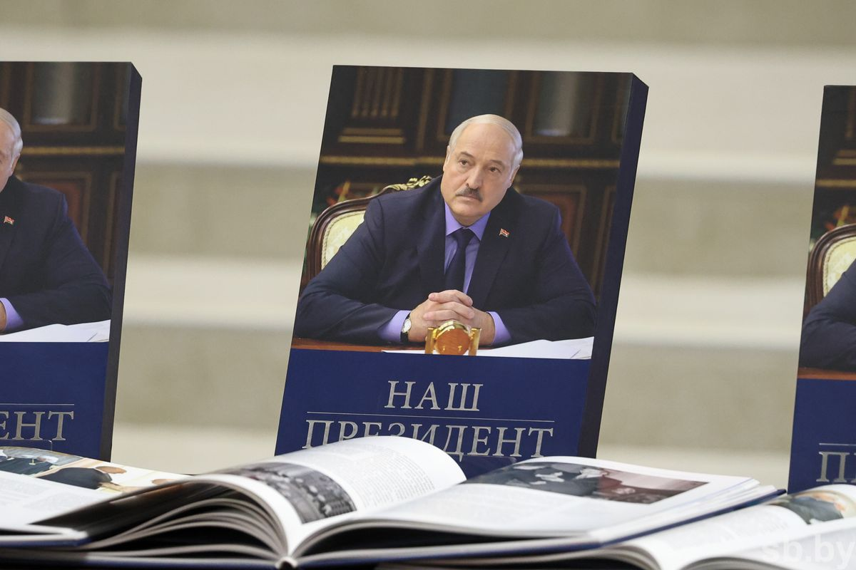 Книга "Наш Президент" поступила в продажу в магазины областных центров