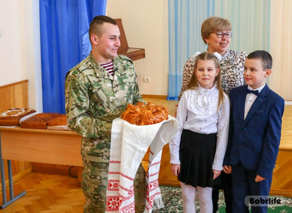С теплом и заботой. Служащих войсковой части 5527 порадовали выпечкой в рамках акции «Мамины пироги»