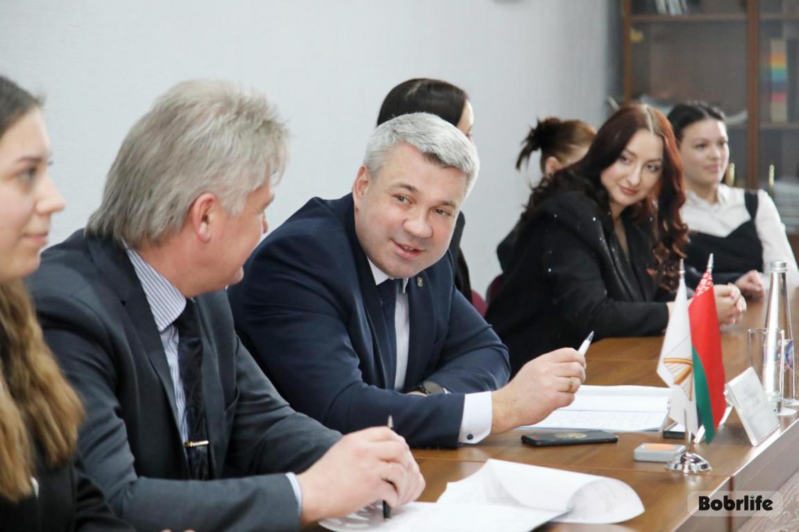 Стаўка на моладзь. Ігар Кісель сустрэўся з маладымі спецыялістамі ўстаноў культуры Бабруйска