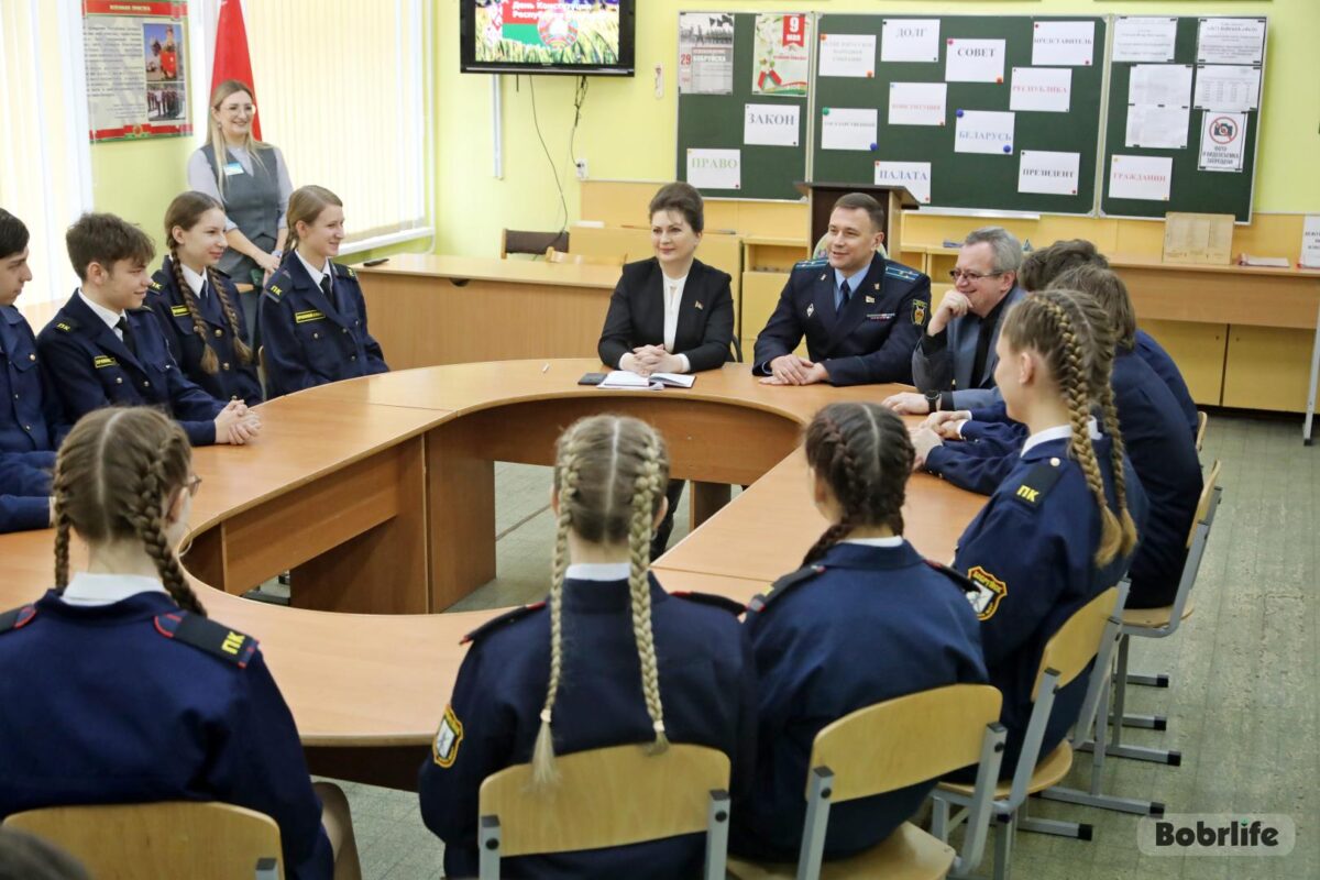Асноўны закон. Напярэдадні Дня Канстытуцыі ў СШ №21 прайшла гутарка з навучэнцамі прававых класаў