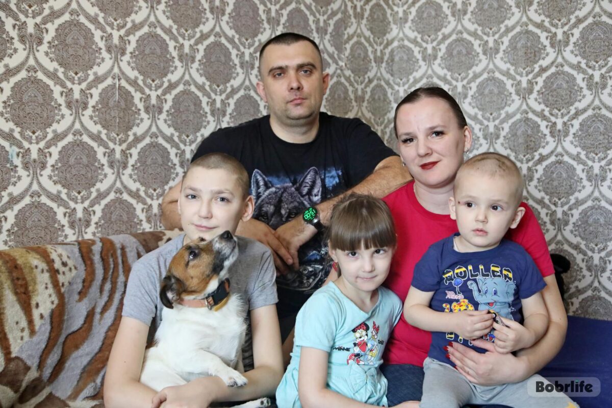 Орден Матери за воспитание детей: встретились с семьей Медведок из Бобруйска