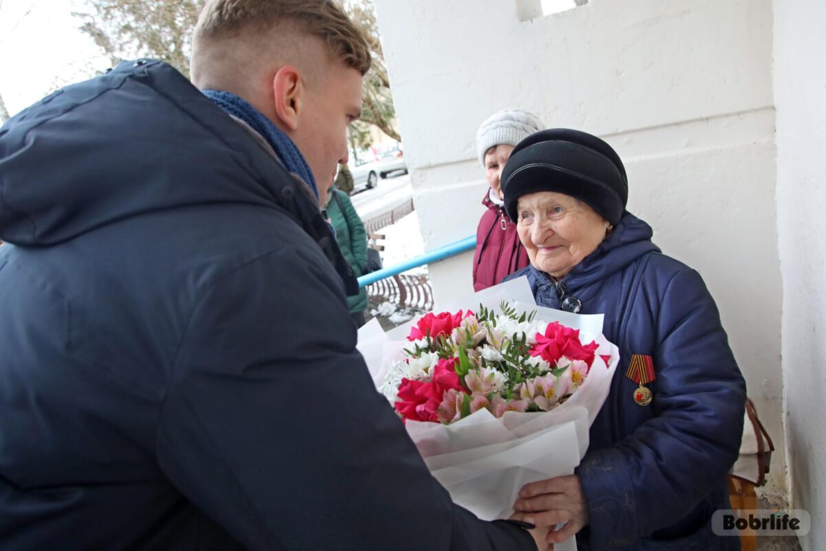 Пад гукі аркестра. Ветэрану Зінаідзе Бястужавай уручылі юбілейны медаль «80 гадоў Перамогі ў Вялікай Айчыннай вайне 1941-1945 гадоў»
