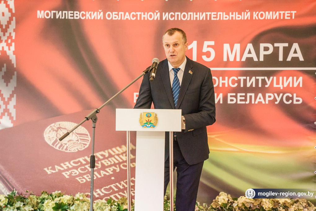Конституция гарантирует права, но и требует ответственности: Анатолий Исаченко вручил паспорта юным гражданам Могилевщины