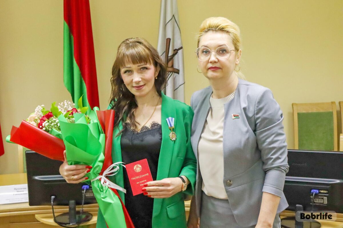 Высокая ўзнагарода. Жыхарцы Ленінскага раёна Бабруйска ўручылі ордэн Маці
