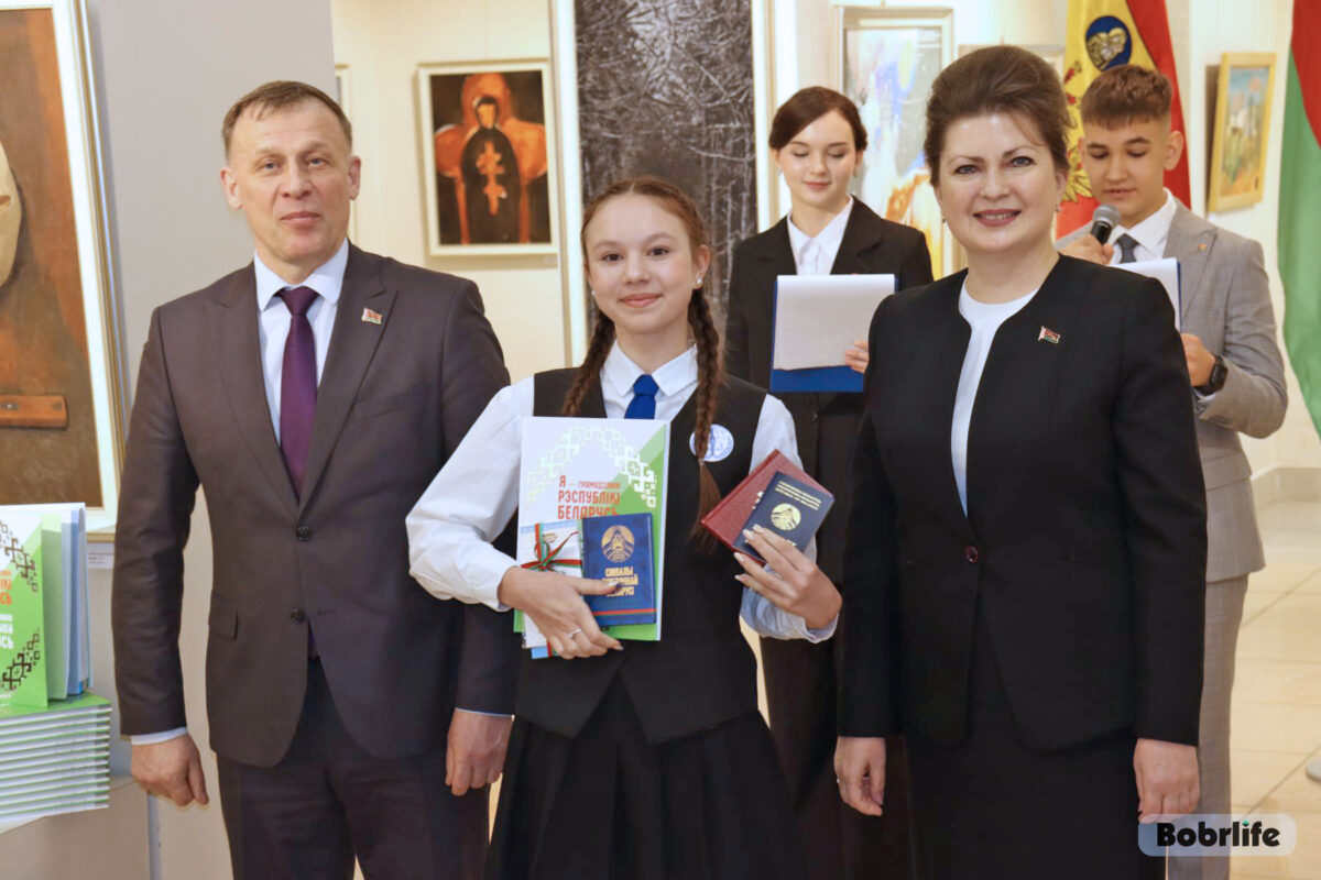 Важны этап у жыцці рабят. Бабруйскім навучэнцам уручылі першыя пашпарты напярэдадні Дня Канстытуцыі