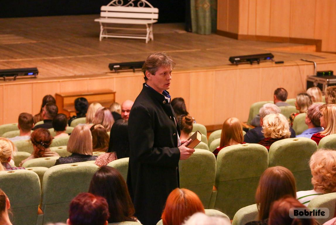 На сцене театра имени Дунина-Марцинкевича гастрольный спектакль «Спасти камер-юнкера Пушкина»