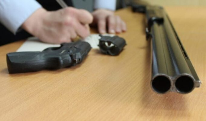 Сдай оружие и живи спокойно. УВД Бобруйского горисполкома предупреждает об ответственности