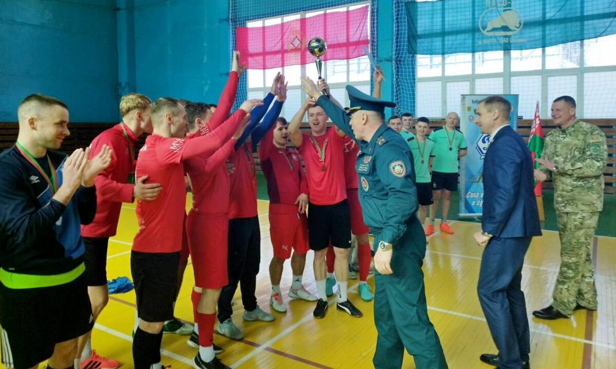 В Бобруйске играли в мини-футбол. Кубок вновь у спасателей