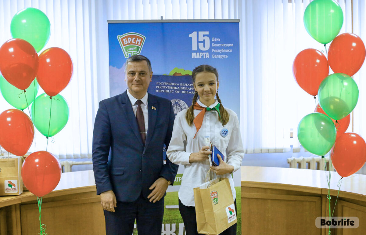 Гонар і адказнасць. Рабятам Першамайскага раёна ўрачыста ўручылі пашпарты