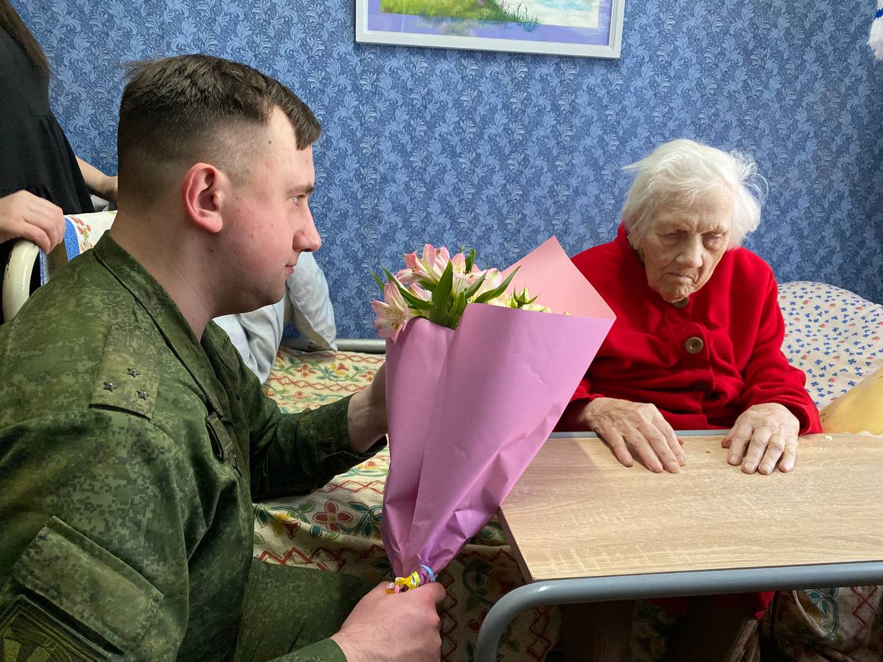 Ваеннаслужачыя 83-га асобнага інжынерна-аэрадромнага ордэна Чырвонай Зоркі палка павіншавалі з Днём жанчын ветэрана Вялікай Айчыннай вайны Кацярыну Богдан