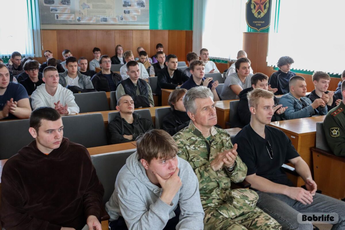 «Служу Айчыне!» У бабруйскім ваенкамаце прайшоў дзень прызыўнікаризывника