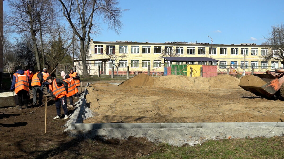 Детские и спортивные. В Бобруйске началось обустройство многофункциональных площадок. Расскажем, по каким адресам