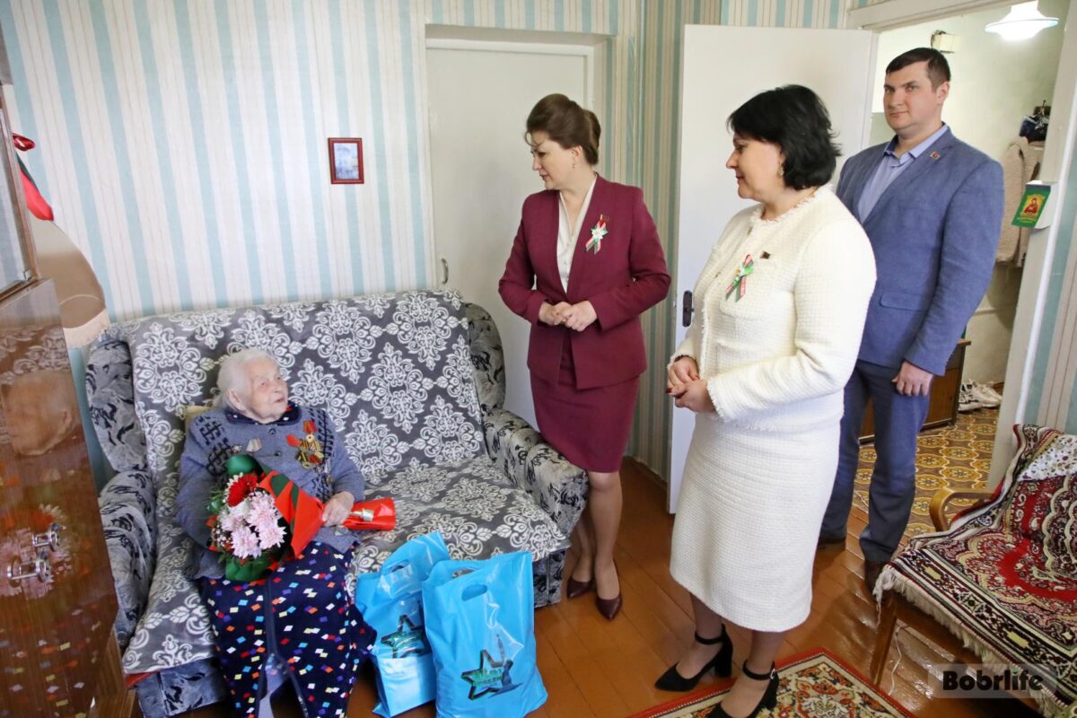 Ветераны Бобруйска получают поздравления и подарки в преддверии 80-летия Великой Победы