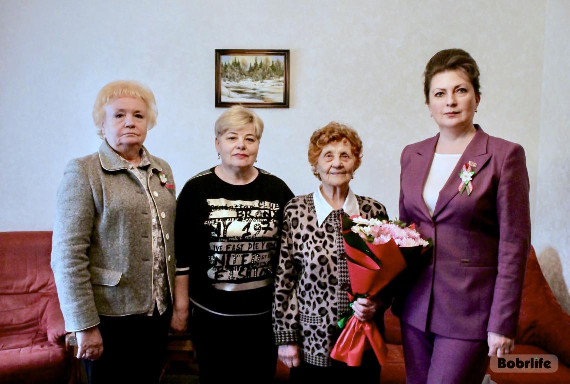 «Спасибо за заботу». Председатель Бобруйского городского Совета депутатов Ирина Рынейская поздравила ветерана Надежду Свистун с праздником Великой Победы
