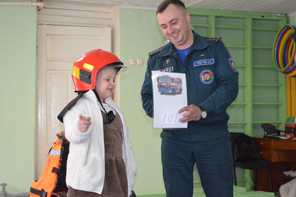 Уроки безопасности для малышей провели сотрудники МЧС в детских садах №62 и №86 Бобруйска 