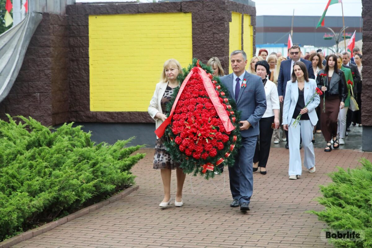 Мы помним. Состоялась церемония возложения цветов к братской могиле и мемориалу в честь воинов-освободителей