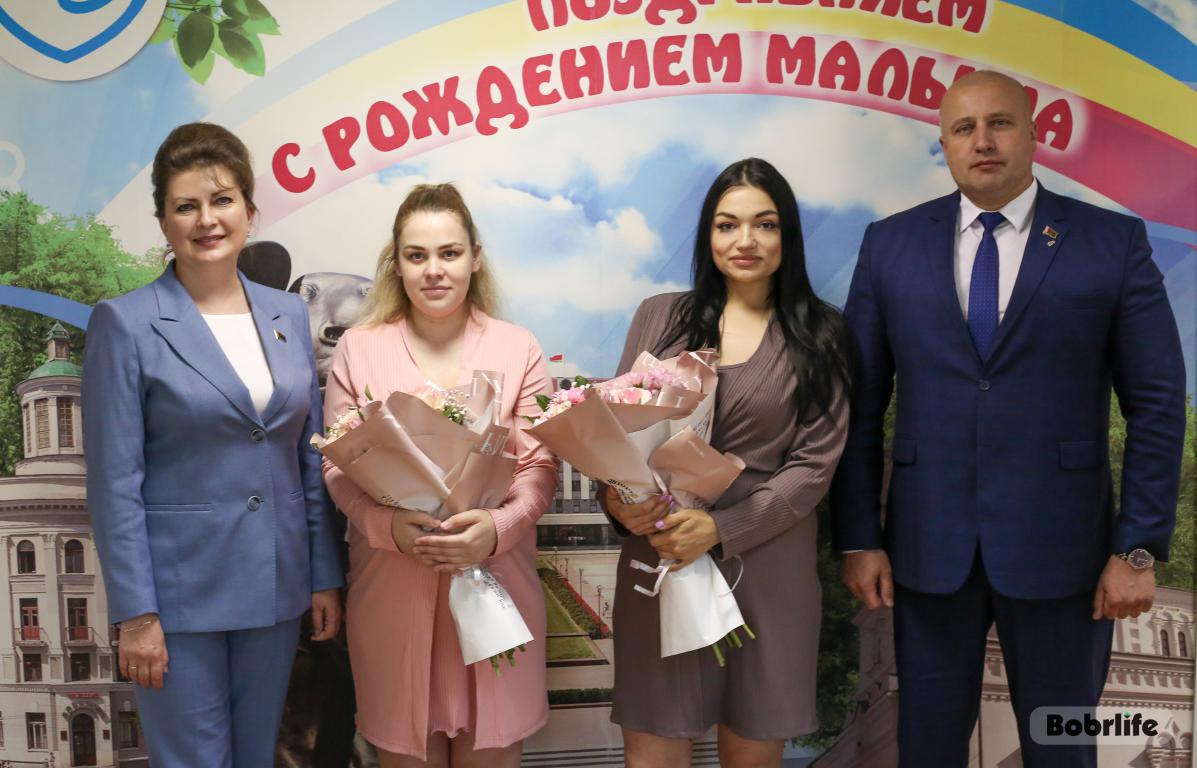 Счастье для каждой женщины. В первый день лета родились двое малышей