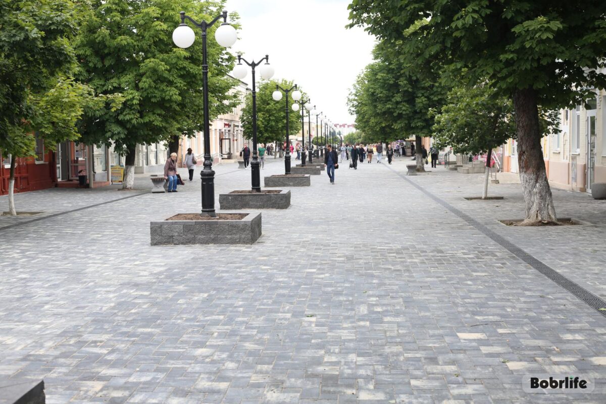 Красота и уют. На бобруйской Социалке закончились работы по обновлению тротуарной плитки