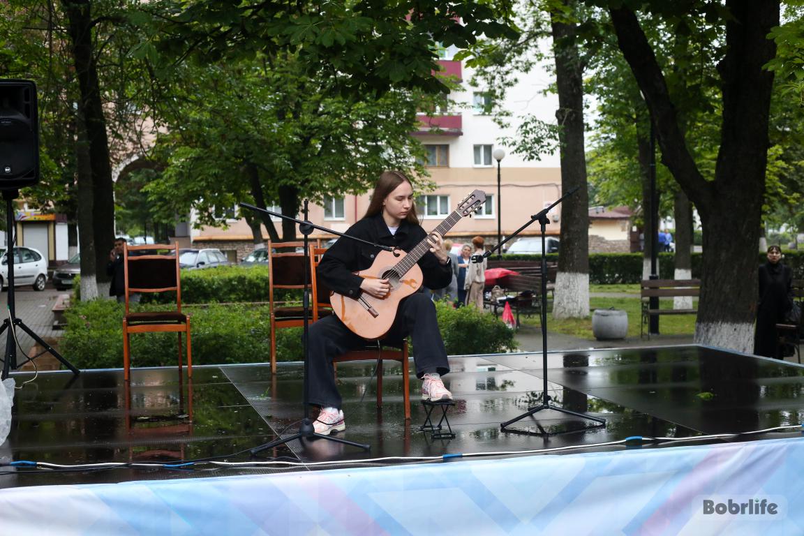 Ученики Детской школы искусств имени В.В. Оловникова организовали на площади Ленина музыкальный вечер