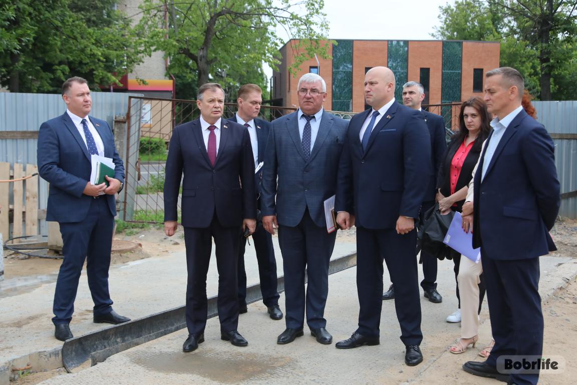В Бобруйске прошло рабочее совещание на строительной площадке нового хирургического корпуса