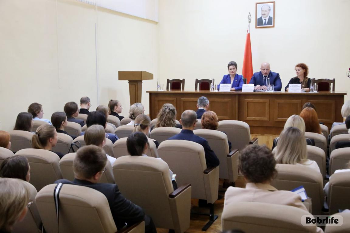 Возможности активной жизни. Председатель Бобруйского горисполкома встретился с молодыми медиками