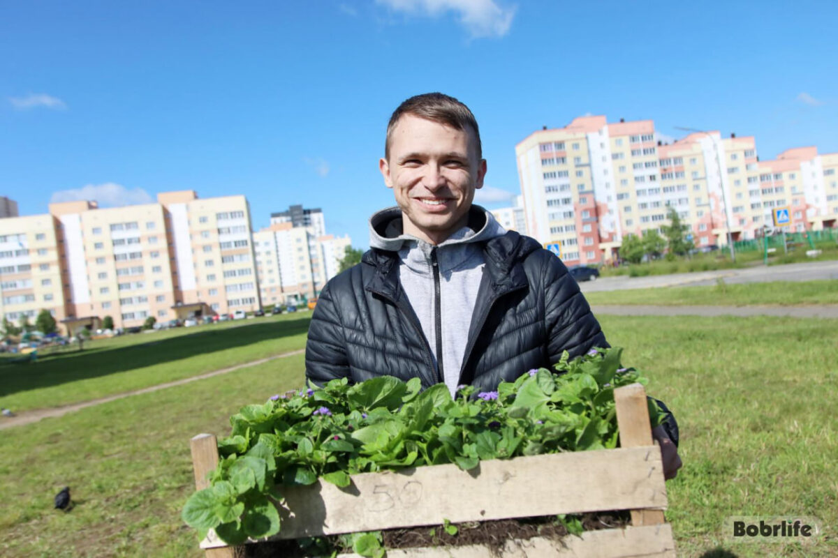 Депутаты и молодежь оформили новые клумбы в Бобруйске
