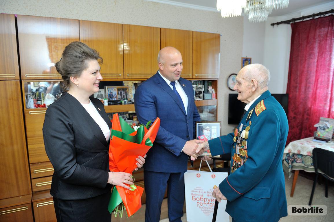С почетом и уважением. Ветерана Бориса Музалевского поздравили с Днем города и Днем Независимости