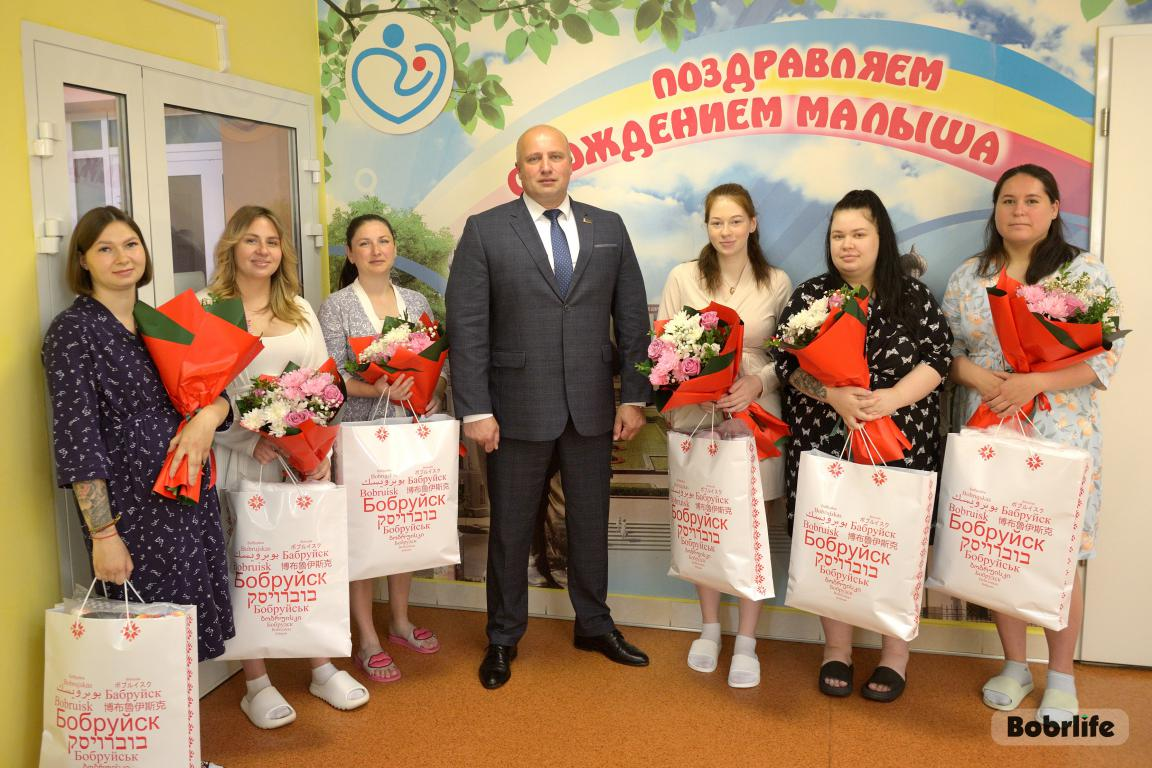 Счастье в квадрате. Председатель горисполкома поздравил женщин, родивших в День Независимости