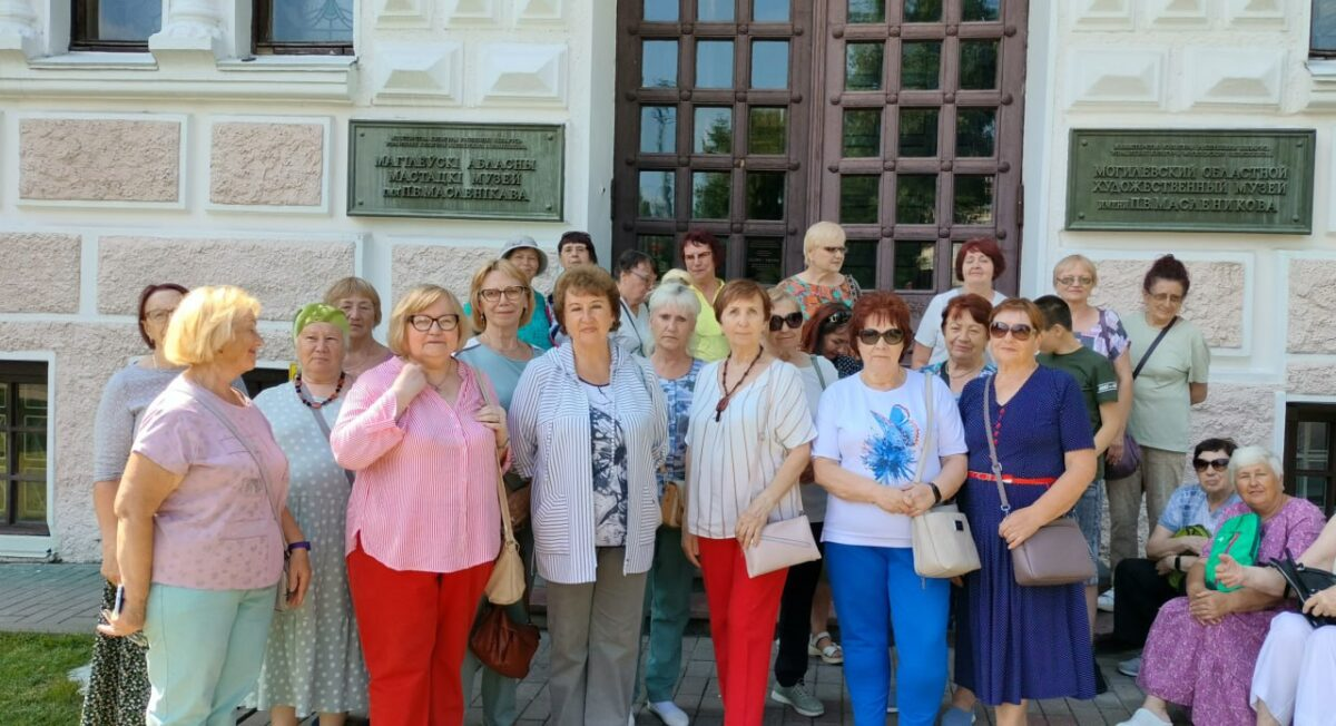 Бобруйчане элегантного возраста познакомились с достопримечательностями Могилевщины