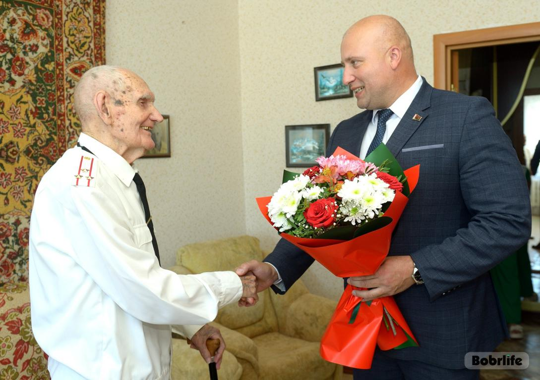 Теплые пожелания. Максим Гурин поздравил с 99-летием ветерана Бориса Музалевского