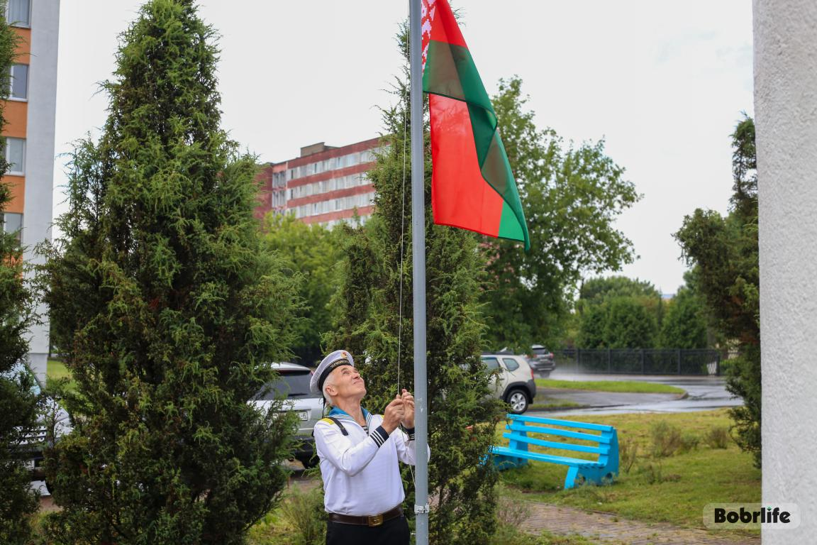 Состоялась торжественная церемония водружения флагов у памятного знака в честь моряков Днепровской флотилии