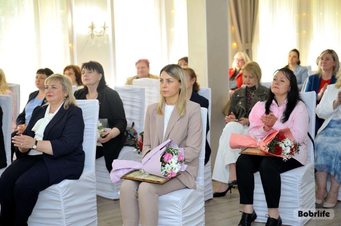 Успехов в работе! Экономисты Бобруйска отметили профессиональный праздникСегодня в нашей стране отмечается один из самых важных профессиональных праздников – День экономиста. Это праздник тех, кто стоит на страже национальной экономики и своим каждодневным кропотливым трудом вносит весомый вклад в благополучие и процветание наших города и страны.   В отеле «Турист» чествовали людей, от эффективной и слаженной работы которых во многом зависит повышение уровня качества жизни населения. В этот праздничный день