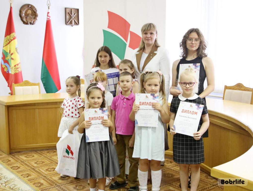«Белая Русь глазами детей». В Первомайском районе Бобруйска наградили участников конкурса мелового рисунка