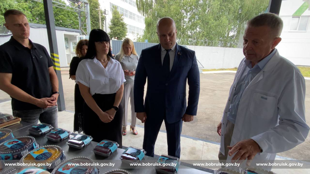 Председатель Бобруйского горисполкома Максим Гурин совершил рабочий визит на СООО «Регион-продукт» и ознакомился с кондитерским производством