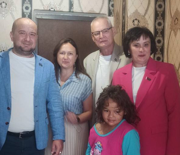 Поздравить детей с Днем знаний поспешили Оксана Приходько, представители городского Советов депутатов, члены Либерально-демократической партии Беларуси