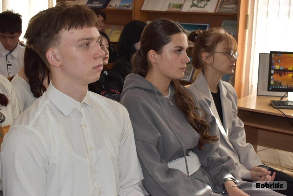 Единство. Память. Беларусь. С учащимися торгово-экономического колледжа провели познавательную беседу в преддверии Дня народного единства