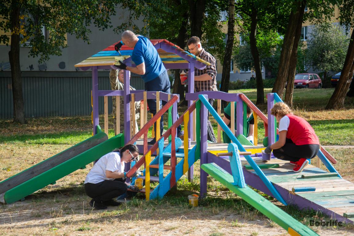 На благо родного города. Депутаты горсовета депутатов покрасили детскую площадку