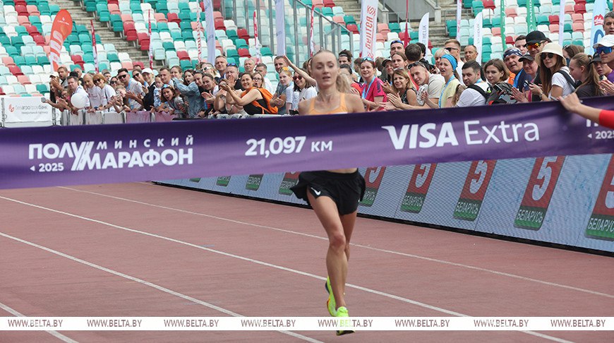 На стадионе «Динамо» наградили первых победителей и призеров Минского полумарафона. Среди них — выпускницы Бобруйского училища олимпийского резерва