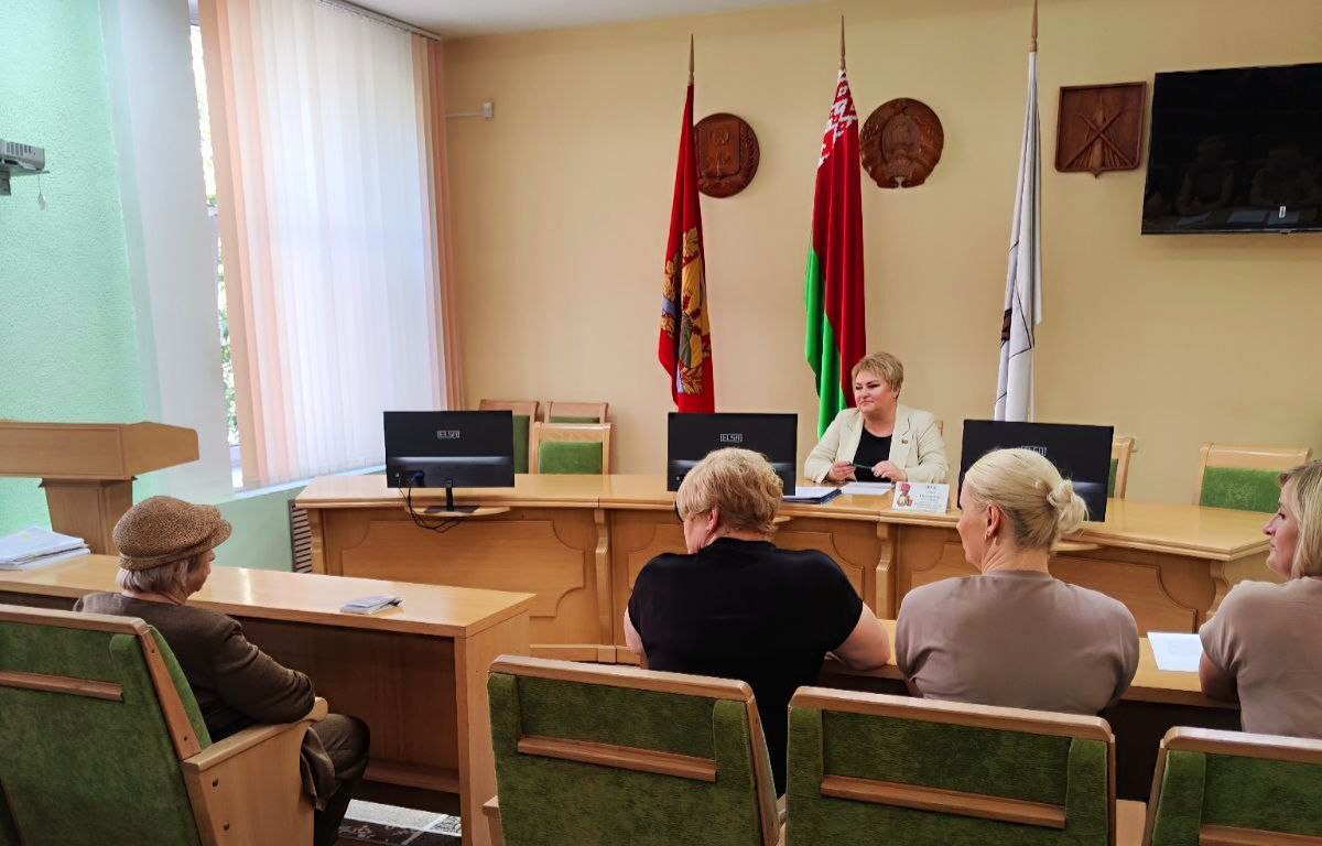 Депутат Ольга Жук провела личный приём и «прямую телефонную линию» 