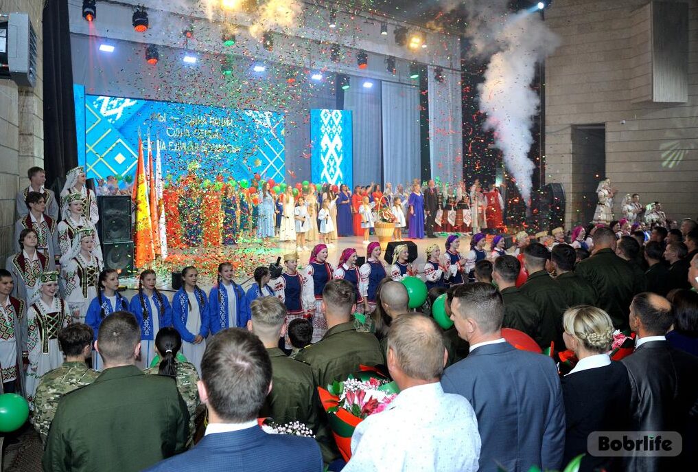Мы – единая Беларусь! В Бобруйске праздничной программой отметили День народного единства