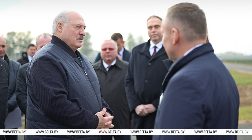 Александр Лукашенко знакомится с развитием в Беларуси птицеводческой отрасли