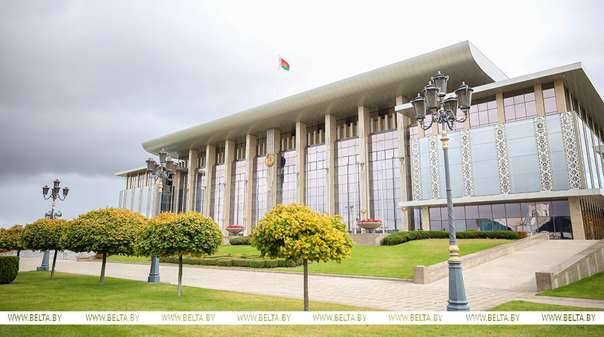 Александр Лукашенко заслушал доклады Крутого и Кочановой. В числе главного - совещание по Витебщине и мониторинг в торговле