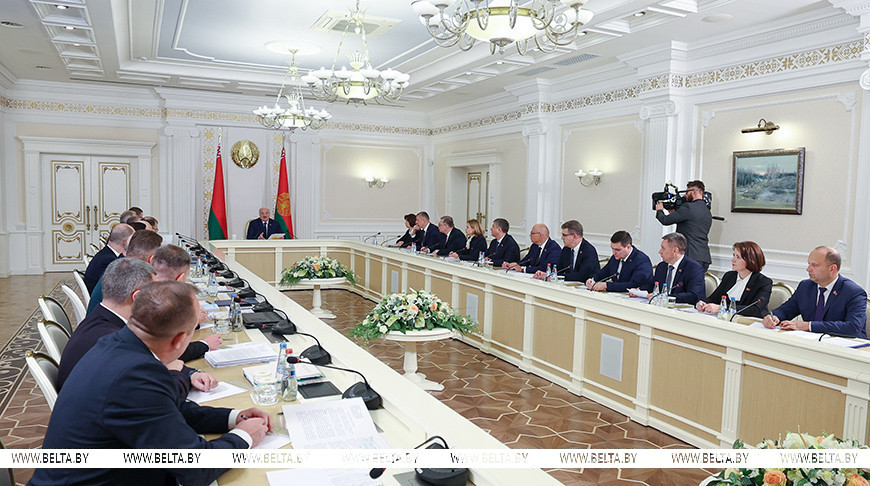 БЖД, магистратура, питание в школах и поддержка молодежи. Главное на совещании Александра Лукашенко с Совмином