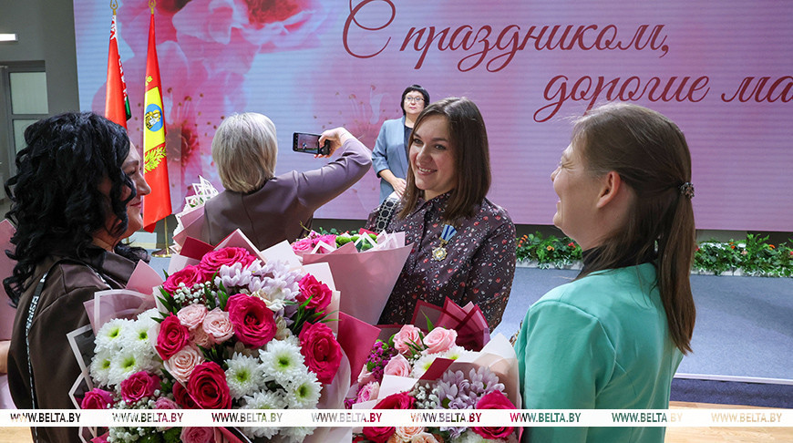 «Великое счастье и большая ответственность». Женщин Могилевской области поздравили с Днем матери