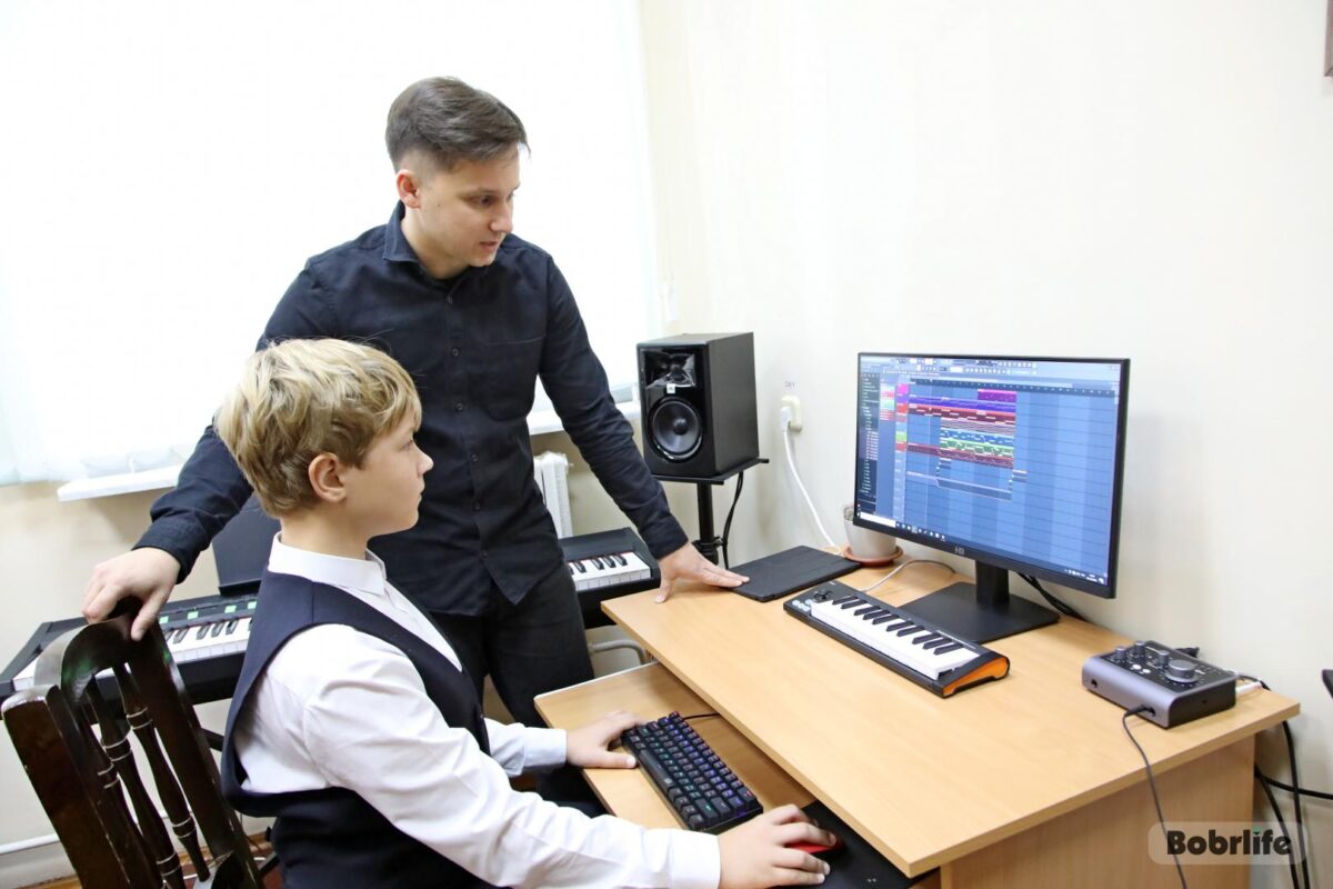 Превращать идеи в звуки. В Бобруйске начал работу курс компьютерной музыки